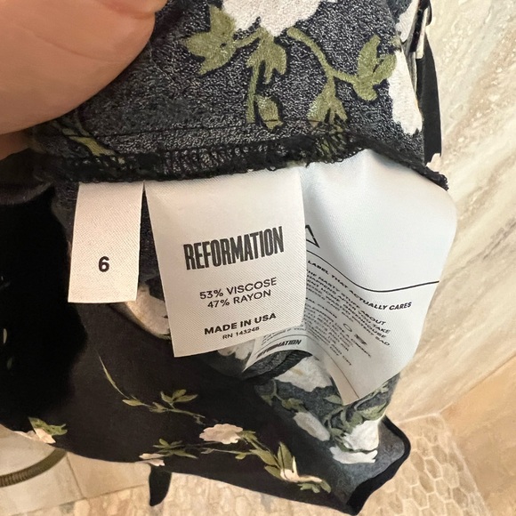 Reformation dark floral blouse (size 6) - Picture 4 of 4